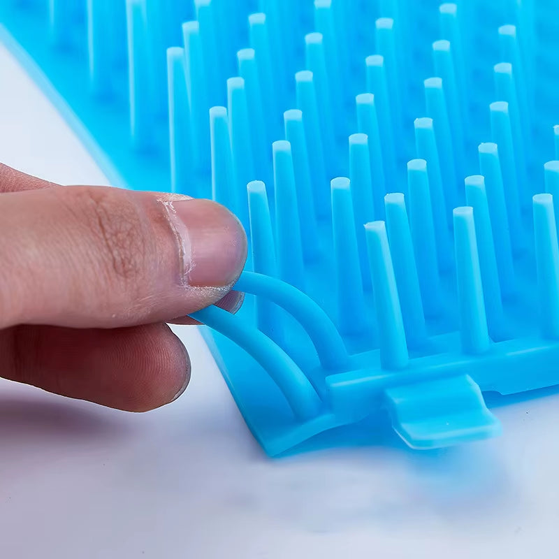Detalle de las púas de silicona del limpiapatas, flexibles al doblarlas con el dedo