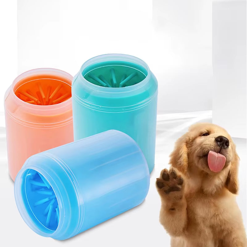 Limpiapatas NUKO en naranja, verde y azul junto a un cachorro de golden retriever