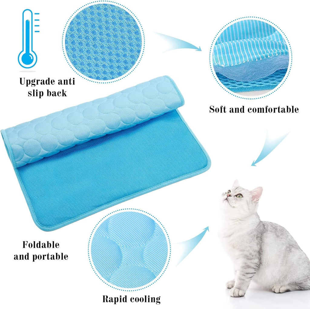La manta refrescante enrollada y extendida, con un gato al lado