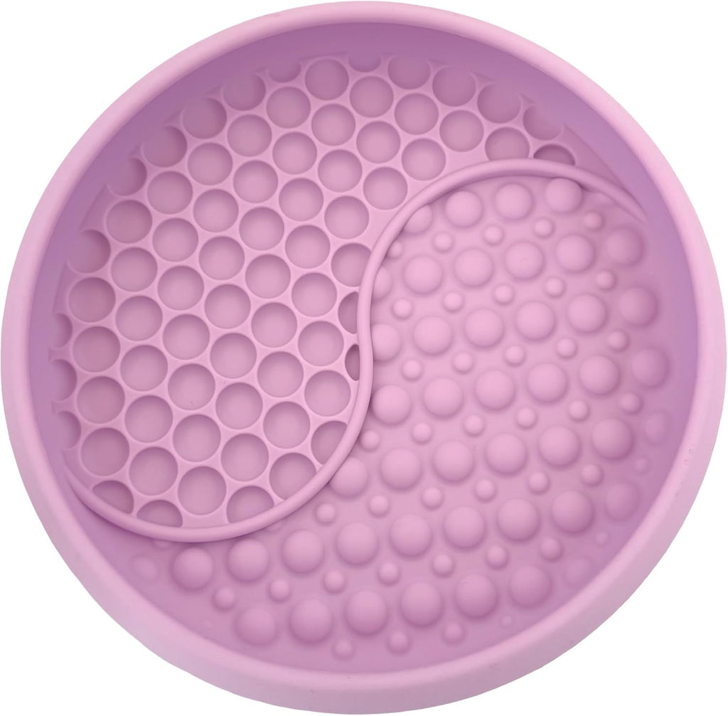 Alfombrilla de lamer rosa de cerca, con la superficie en relieve