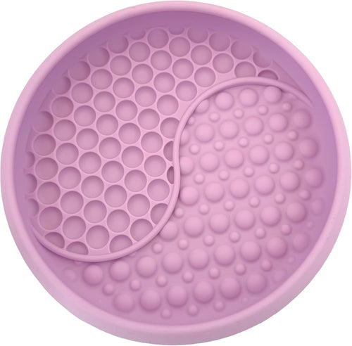 Alfombrilla de lamer rosa de cerca, con la superficie en relieve