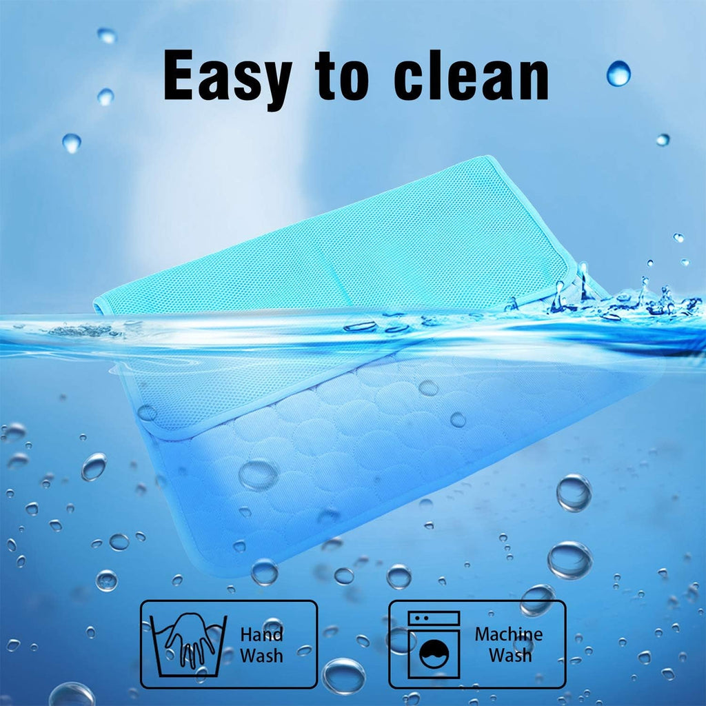 La manta refrescante bajo el agua, mostrando que es lavable